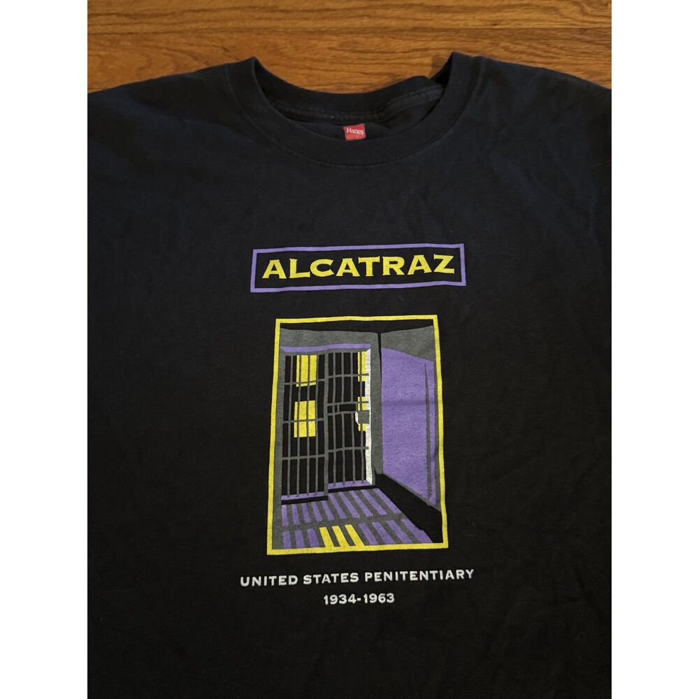 Alcatraz Graphic Tee - Y2K Style